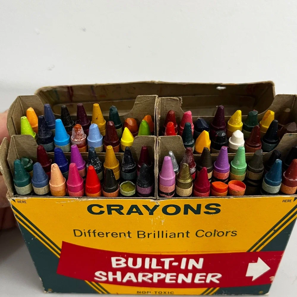 VTG Crayola 64 Crayons Binney & Smith Brilliant Colors Built In‎ Sharpener FLAWS